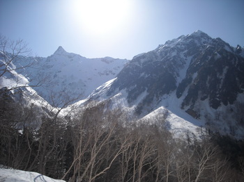 天上沢から見た槍ヶ岳と独標（右）